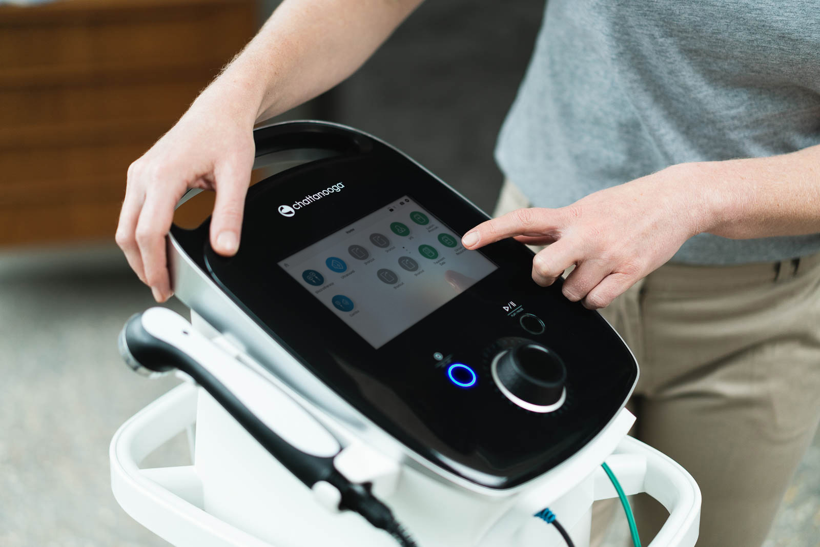 A Controlled Randomized Trial with a 12-week Follow-Up Investigating the Effects of Medium-Frequency Neuromuscular Electrical Stimulation on Pain, VMO Thickness, and Functionality in Patients with Knee Osteoarthritis