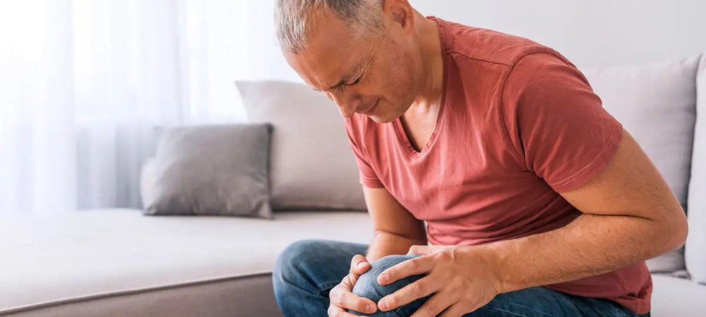 man with knee pain